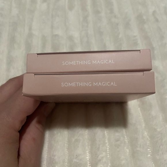 New in Box 2 piece Makeup Bundle MOTD Highlighting Powder in Something Magical - Picture 4 of 5